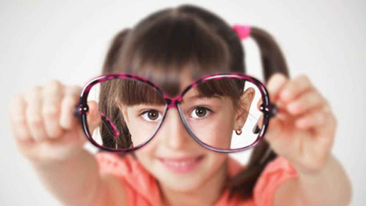 give these foods daily to improve kids eye sight 