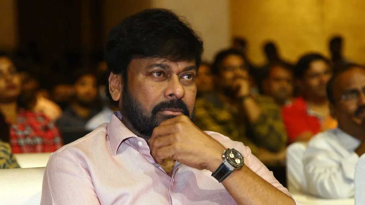 Chiranjeevi : చిరంజీవి చేసిన పనికి రోజంతా ఎండలో నిలబెట్టారట.. ఎందుకు..? Chiranjeevi stood all the day in sun for his late for movie