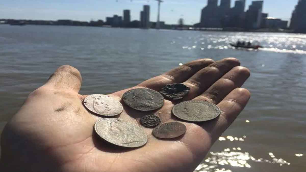Coins : నదుల్లో నాణేలను ఎందుకు వేస్తారో తెలుసా..? దీని వెనుక ఉన్న కారణం ఏమిటంటే..? why we throw Coins in river what is the reason