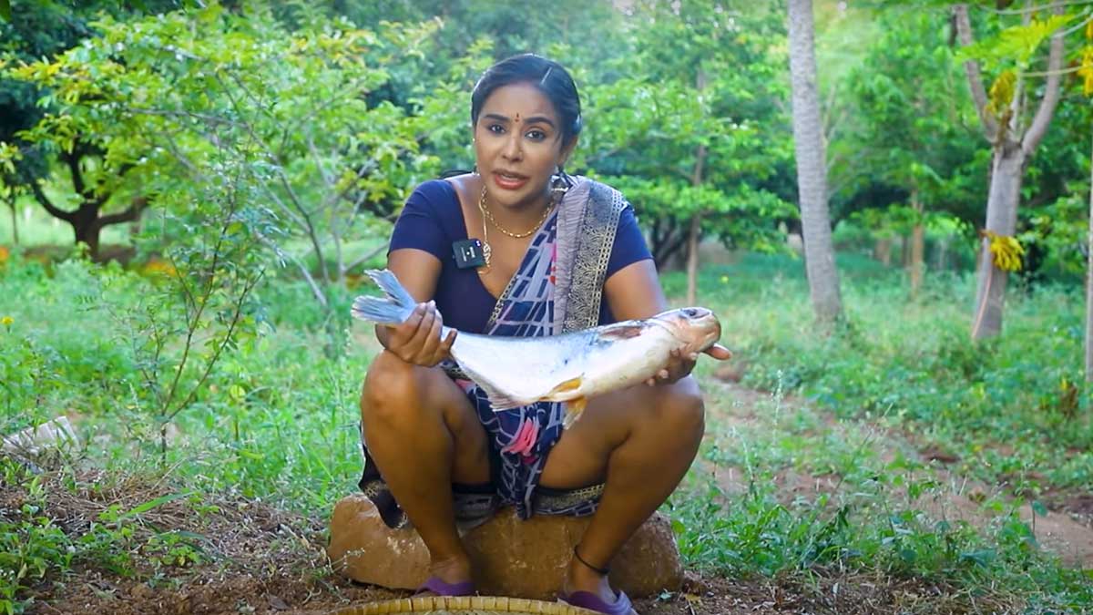 Sri Reddy : ఒకవైపు మసాలా ఘాటు.. ఇంకో వైపు శ్రీరెడ్డి హీటు.. అదిరిపోయిందంతే.. Sri Reddy cooked fish curry latest video viral