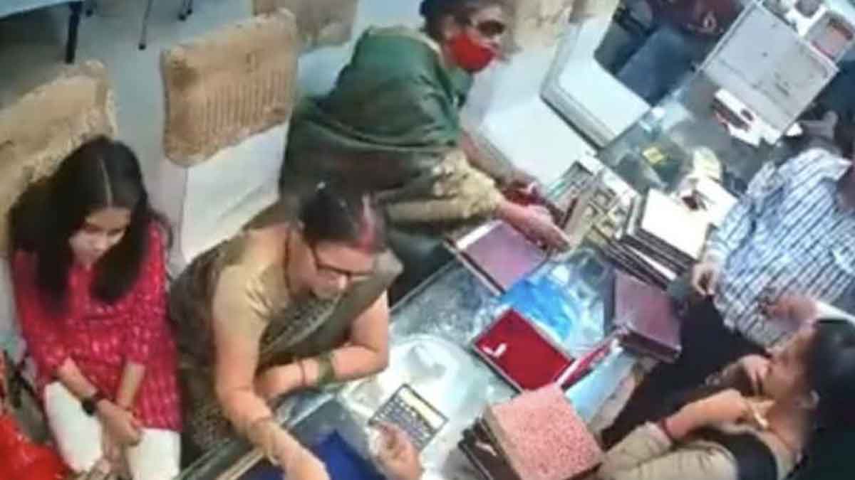 see how this old woman theft gold ornaments in 20 seconds video viral 