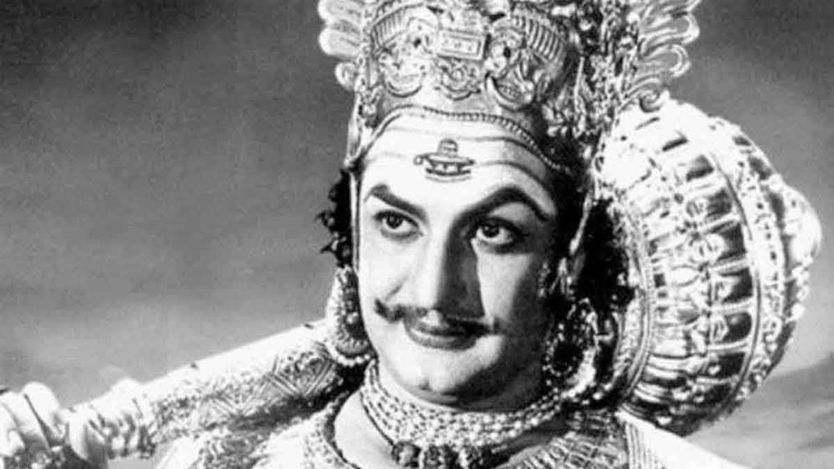 Sr NTR : రాత్రి పూట శ్మశానంలో పూజలు చేస్తూ పడుకున్న ఎన్టీఆర్.. ఎందుకలా..? Sr NTR performed puja in graveyard is it really true