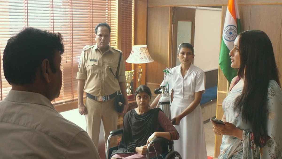 Akhanda Movie Scene : అఖండ మూవీలో హీరోయిన్ చేసిన ఈ చిన్న తప్పును గమనించారా.. అలా ఎలా చేశారు..? Akhanda Movie Scene have you observed this small mistake