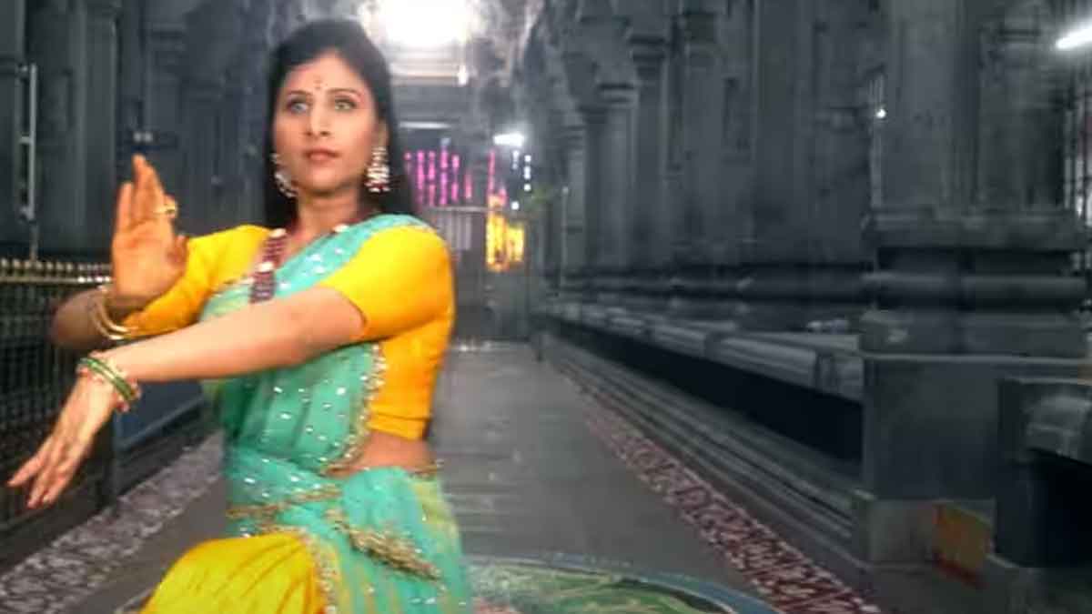 singer mangli in controversy done song in kalahasti temple