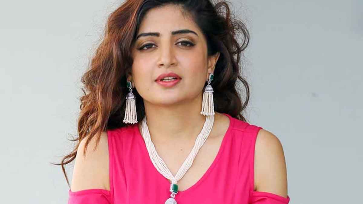 Poonam Kaur mistakenly posted tweet netizen angry 