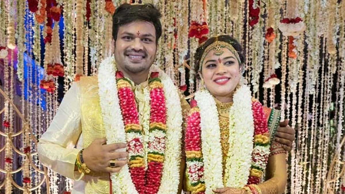 Manchu Manoj : ఎట్టకేలకు మూడు ముళ్ల బంధంతో ఒక్కటైన మంచు మనోజ్, భూమా మౌనిక.. పెళ్లి ఫొటోలు వైరల్.. Manchu Manoj finally married bhuma mounika reddy photos viral