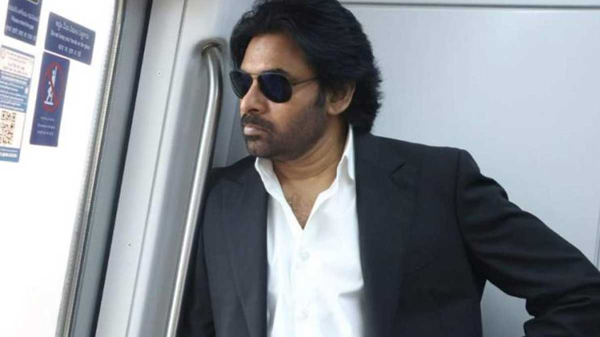 Pawan Kalyan : పవన్ కళ్యాణ్ ఉమనైజరా.. అంత మాట అనేశాడేంటి..? umair sandhu sensational comments on Pawan Kalyan