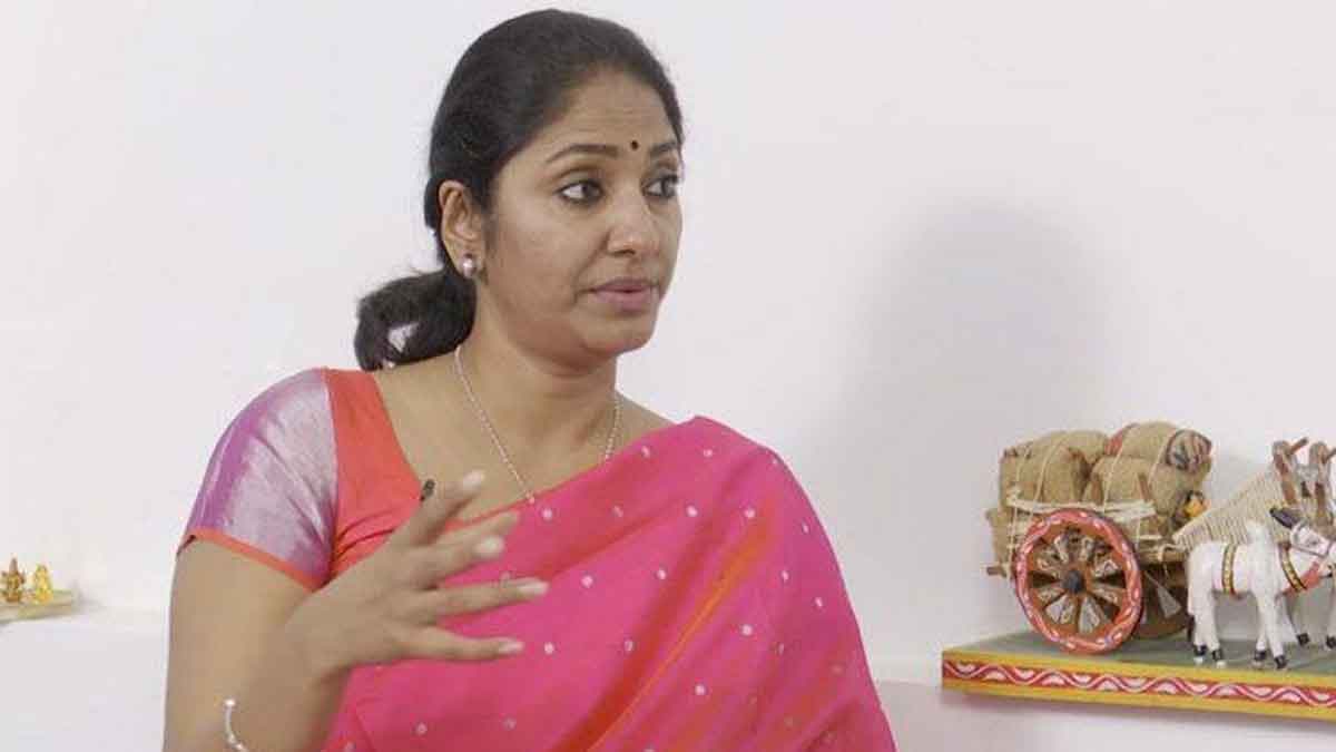 Anchor Jhansi got emotional while telling her story 