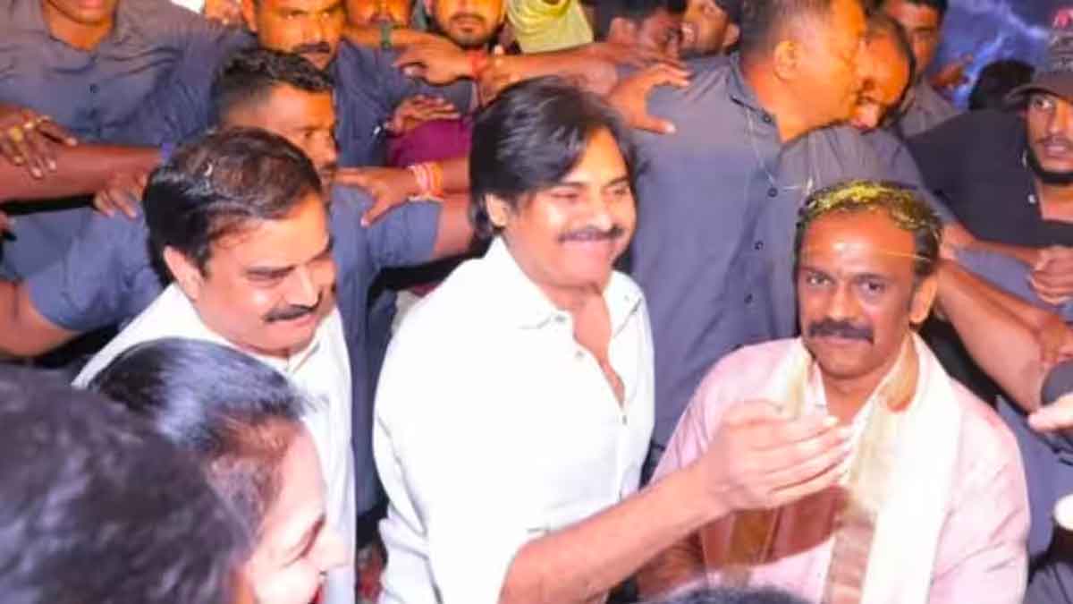 Pawan Kalyan : వంగవీటి రాధాకృష్ణ వివాహ వేడుకలో పవన్ కళ్యాణ్ సందడి.. పాపం కొడాలి నాని.. Pawan Kalyan attended vangaveeti radha krishna marriage