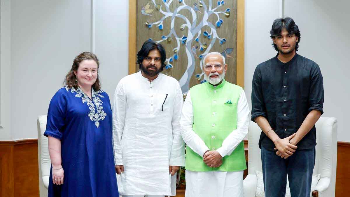 Pawan Kalyan : మోడీని కలిసిన పవన్, అకీరా.. సిగ్గుతో అకీరా ఎలా అయ్యాడో చూడండి..! Pawan Kalyan with akira nandan met modi in delhi