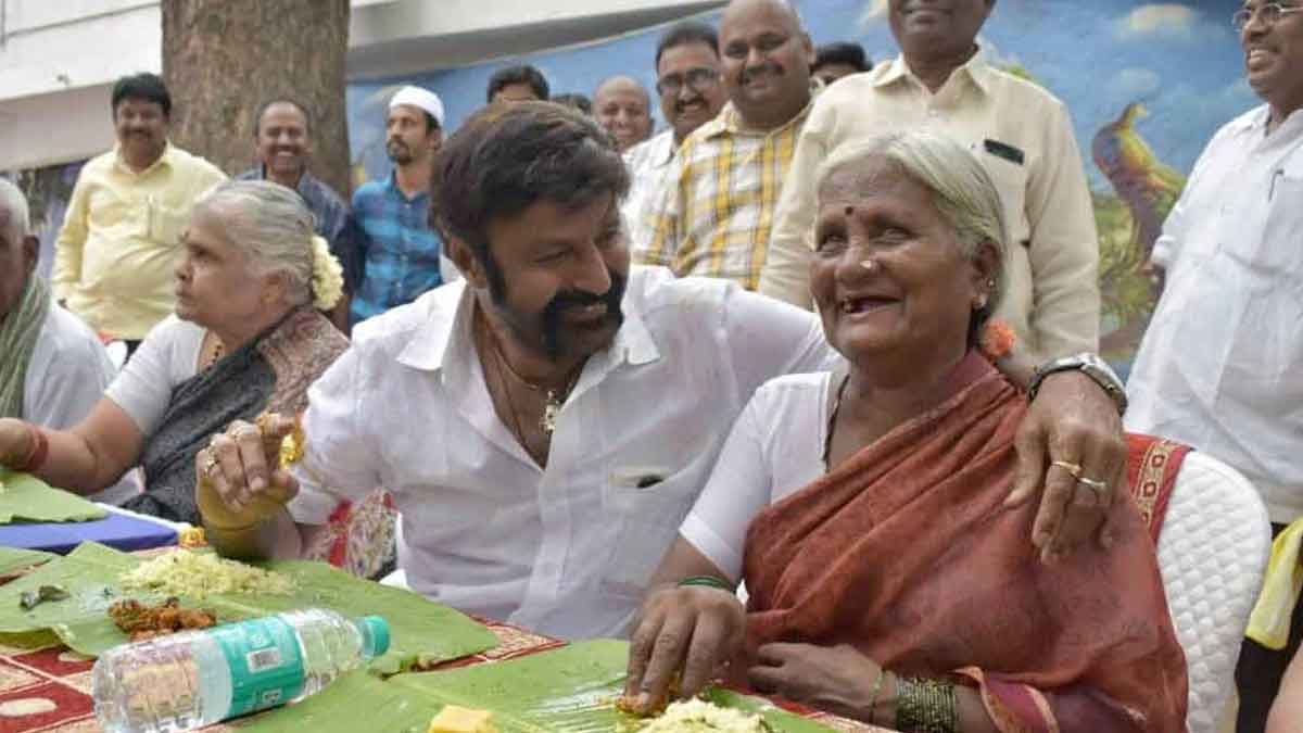 Balakrishna : వృద్ధురాలితో కలిసి భోజనం చేసిన బాలయ్య.. మనస్సు బంగారం అంటున్న ఫ్యాన్స్.. Balakrishna took a lunch with old woman fans praised him