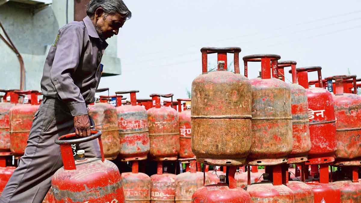 LPG Gas Cylinder : గ్యాస్ సిలిండర్ వాడుతున్నారా.. అయితే మీ అకౌంట్లోకి రూ.2400.. LPG Gas Cylinder consumers good news how they can avail this 2400 benefit