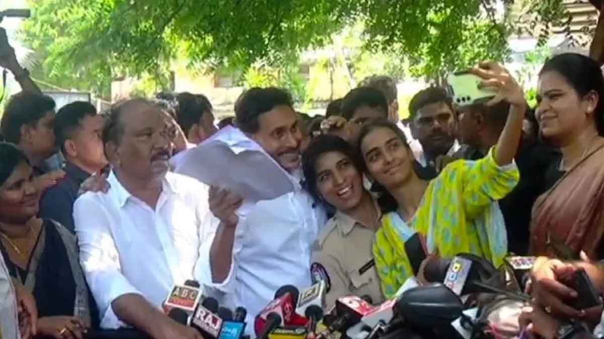 YS Jagan : జైలు ముందు జగన్తో మహిళా కానిస్టేబుల్ సెల్ఫీ.. వైరల్ అవుతున్న ఫొటో.. YS Jagan too selfie with a gril photo viral